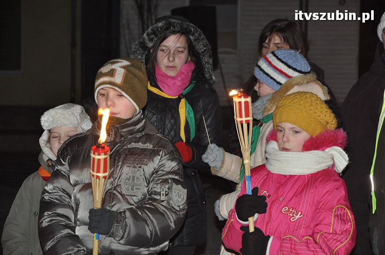 Betlejemskie Światło Pokoju zabłysło na szubińskim rynku