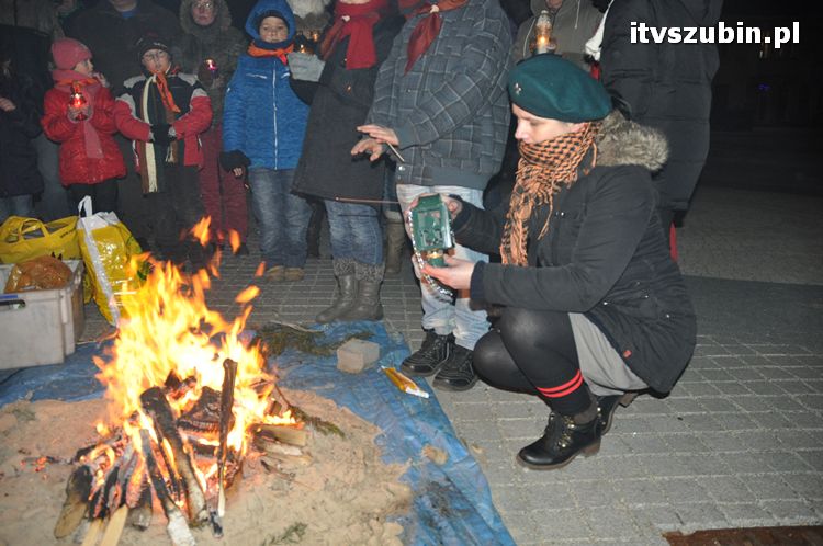Betlejemskie Światło Pokoju zabłysło na szubińskim rynku