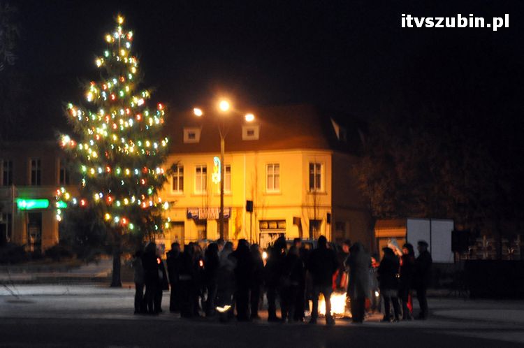 Betlejemskie Światło Pokoju zabłysło na szubińskim rynku