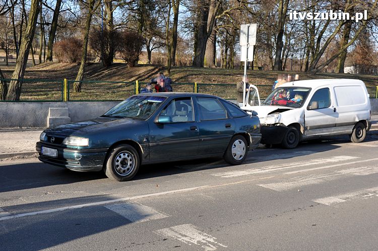 Zderzenie trzech samochodów osobowych na Kcyńskiej w Szubinie