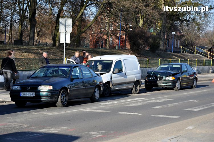 Zderzenie trzech samochodów osobowych na Kcyńskiej w Szubinie