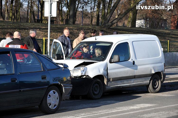 Zderzenie trzech samochodów osobowych na Kcyńskiej w Szubinie