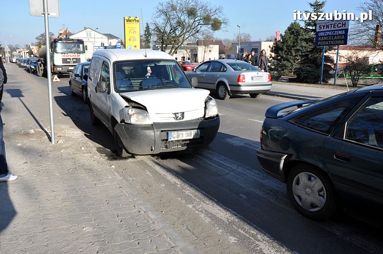 Zderzenie trzech samochodów osobowych na Kcyńskiej w Szubinie