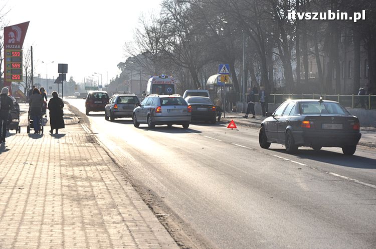 Zderzenie trzech samochodów osobowych na Kcyńskiej w Szubinie