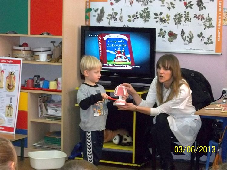 Przedszkolaki poznają doktora Ząbka i legendę Zębolandii