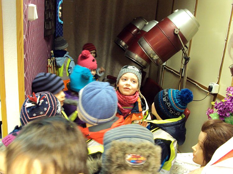 Przedszkolaki w zakładzie fryzjerskim