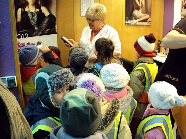 Przedszkolaki w zakładzie fryzjerskim