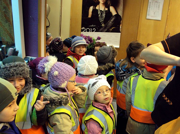 Przedszkolaki w zakładzie fryzjerskim