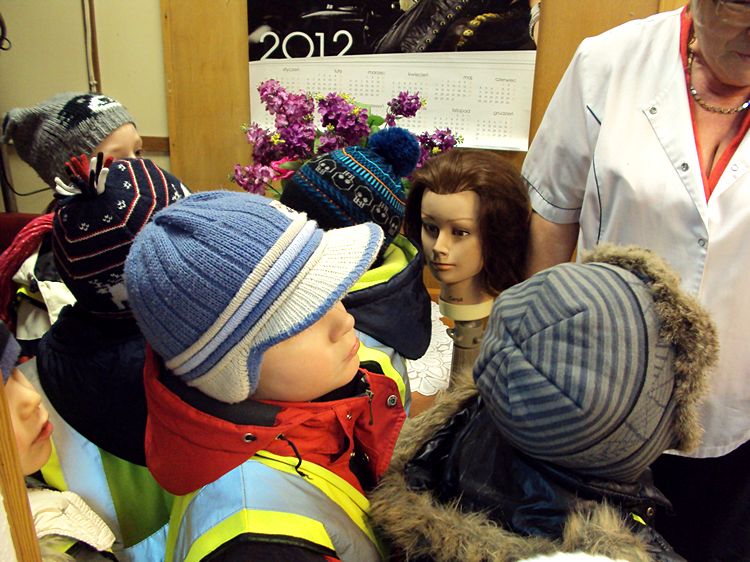 Przedszkolaki w zakładzie fryzjerskim