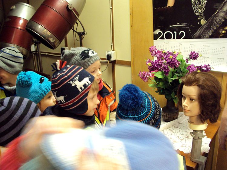 Przedszkolaki w zakładzie fryzjerskim
