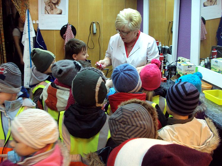 Przedszkolaki w zakładzie fryzjerskim