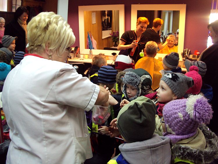 Przedszkolaki w zakładzie fryzjerskim