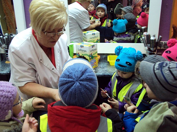 Przedszkolaki w zakładzie fryzjerskim