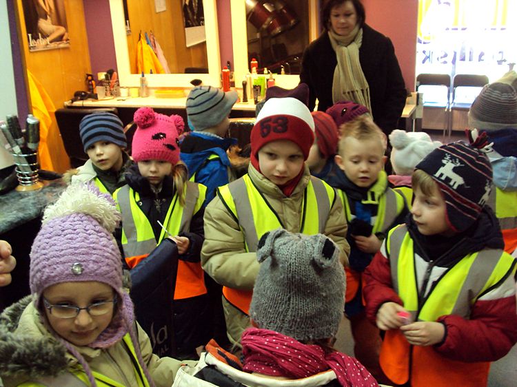 Przedszkolaki w zakładzie fryzjerskim