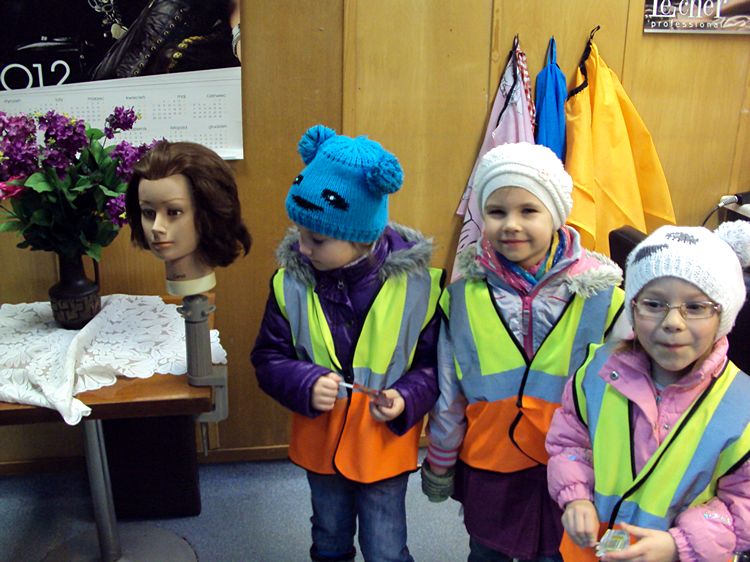 Przedszkolaki w zakładzie fryzjerskim