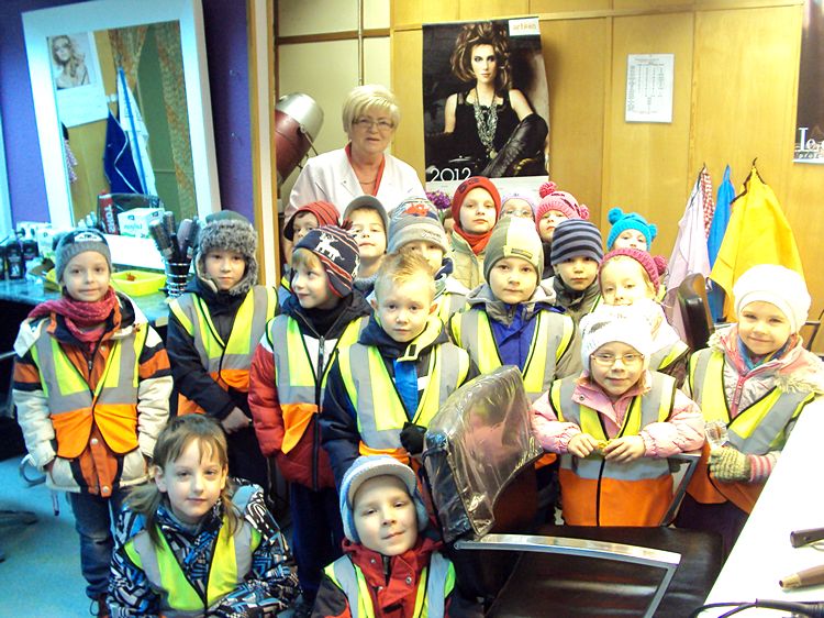 Przedszkolaki w zakładzie fryzjerskim