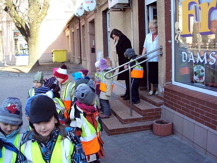 Przedszkolaki w zakładzie fryzjerskim