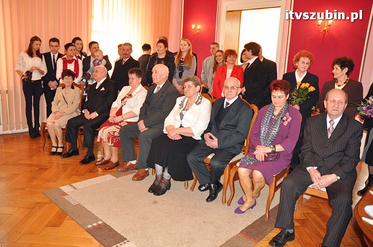 Cztery pary za długoletnie pożycie małżeńskie otrzymało medal nadany przez Prezydenta RP