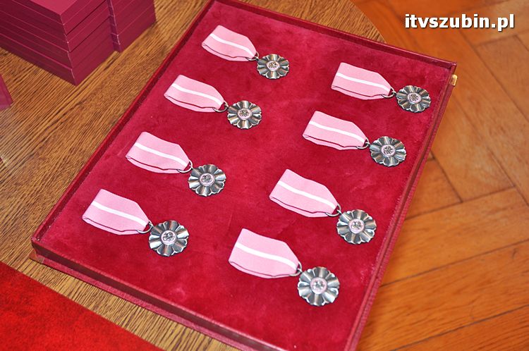 Cztery pary za długoletnie pożycie małżeńskie otrzymało medal nadany przez Prezydenta RP