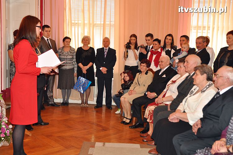 Cztery pary za długoletnie pożycie małżeńskie otrzymało medal nadany przez Prezydenta RP