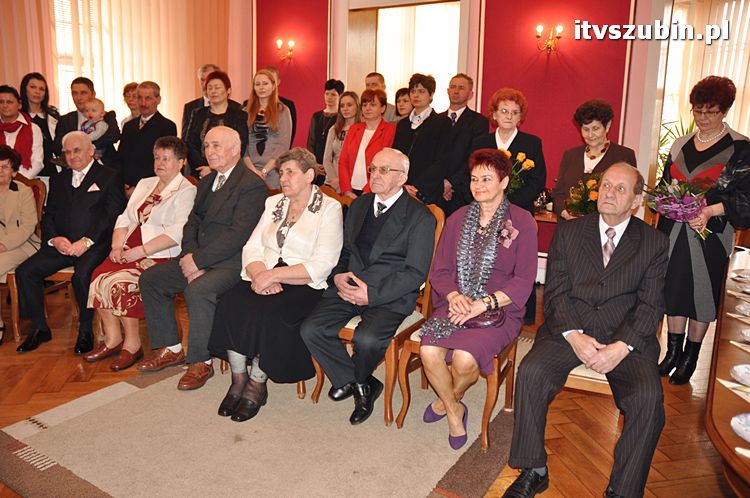 Cztery pary za długoletnie pożycie małżeńskie otrzymało medal nadany przez Prezydenta RP