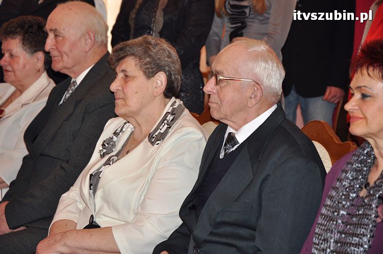 Cztery pary za długoletnie pożycie małżeńskie otrzymało medal nadany przez Prezydenta RP