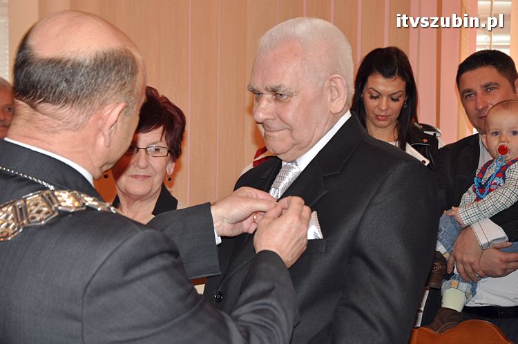 Cztery pary za długoletnie pożycie małżeńskie otrzymało medal nadany przez Prezydenta RP