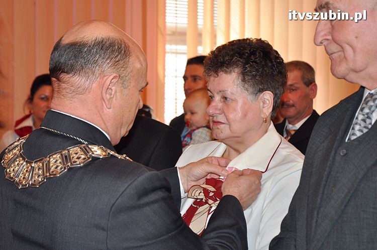 Cztery pary za długoletnie pożycie małżeńskie otrzymało medal nadany przez Prezydenta RP