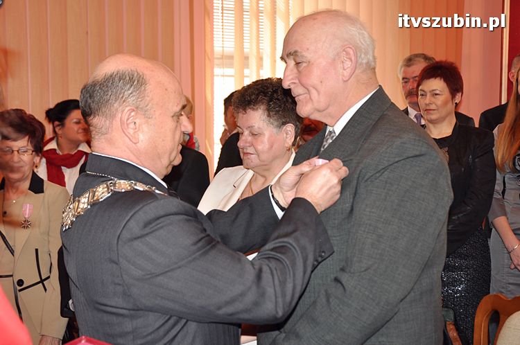 Cztery pary za długoletnie pożycie małżeńskie otrzymało medal nadany przez Prezydenta RP