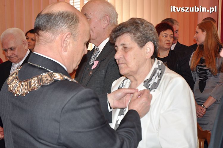 Cztery pary za długoletnie pożycie małżeńskie otrzymało medal nadany przez Prezydenta RP