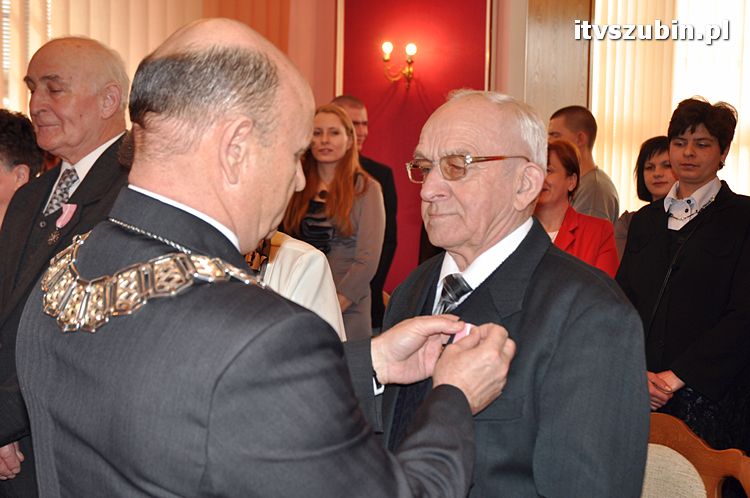 Cztery pary za długoletnie pożycie małżeńskie otrzymało medal nadany przez Prezydenta RP