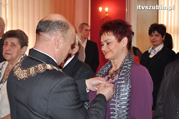 Cztery pary za długoletnie pożycie małżeńskie otrzymało medal nadany przez Prezydenta RP