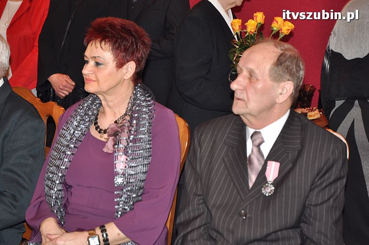 Cztery pary za długoletnie pożycie małżeńskie otrzymało medal nadany przez Prezydenta RP