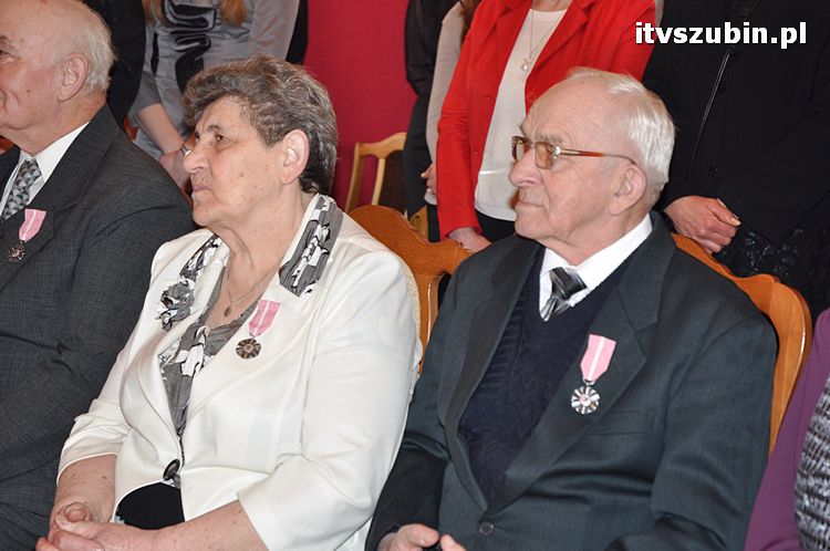 Cztery pary za długoletnie pożycie małżeńskie otrzymało medal nadany przez Prezydenta RP