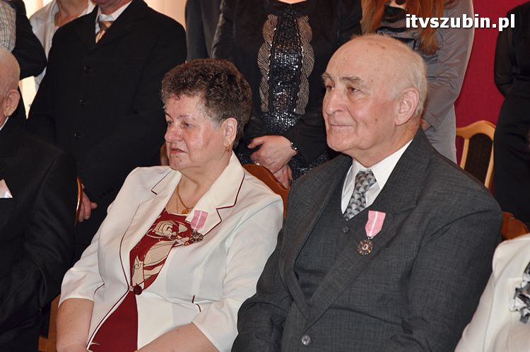 Cztery pary za długoletnie pożycie małżeńskie otrzymało medal nadany przez Prezydenta RP