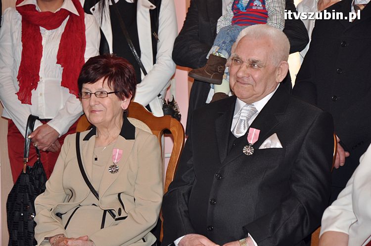 Cztery pary za długoletnie pożycie małżeńskie otrzymało medal nadany przez Prezydenta RP