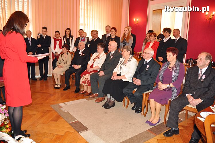 Cztery pary za długoletnie pożycie małżeńskie otrzymało medal nadany przez Prezydenta RP