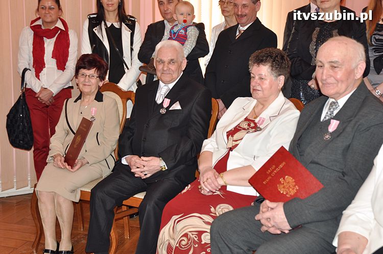 Cztery pary za długoletnie pożycie małżeńskie otrzymało medal nadany przez Prezydenta RP