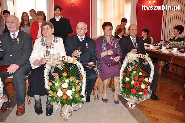 Cztery pary za długoletnie pożycie małżeńskie otrzymało medal nadany przez Prezydenta RP