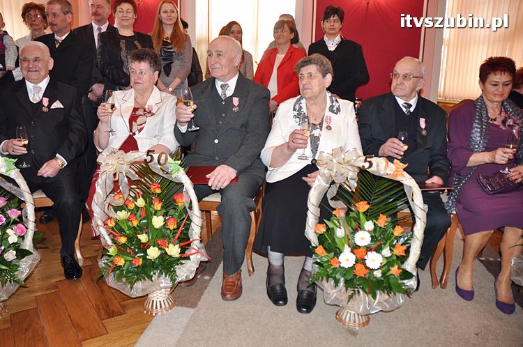 Cztery pary za długoletnie pożycie małżeńskie otrzymało medal nadany przez Prezydenta RP