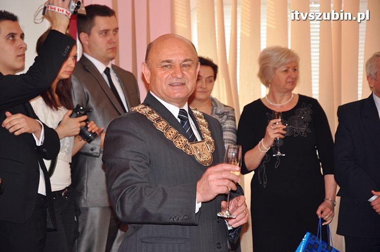 Cztery pary za długoletnie pożycie małżeńskie otrzymało medal nadany przez Prezydenta RP