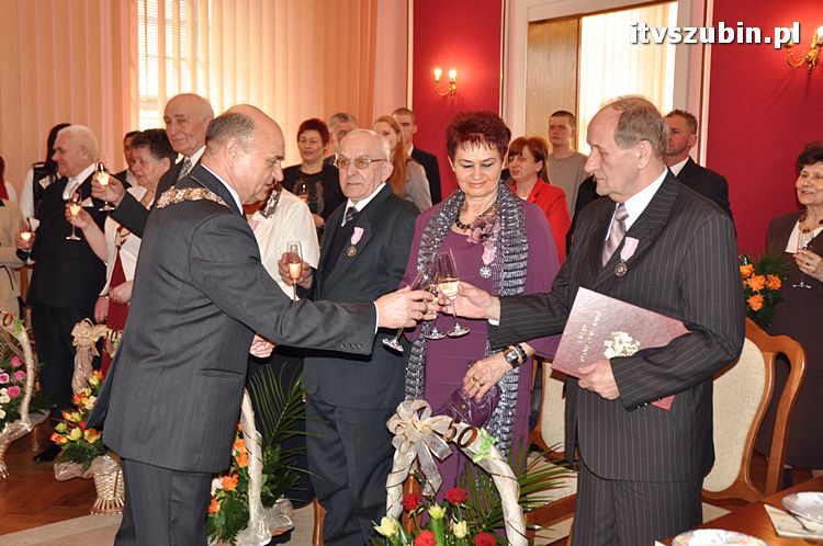 Cztery pary za długoletnie pożycie małżeńskie otrzymało medal nadany przez Prezydenta RP