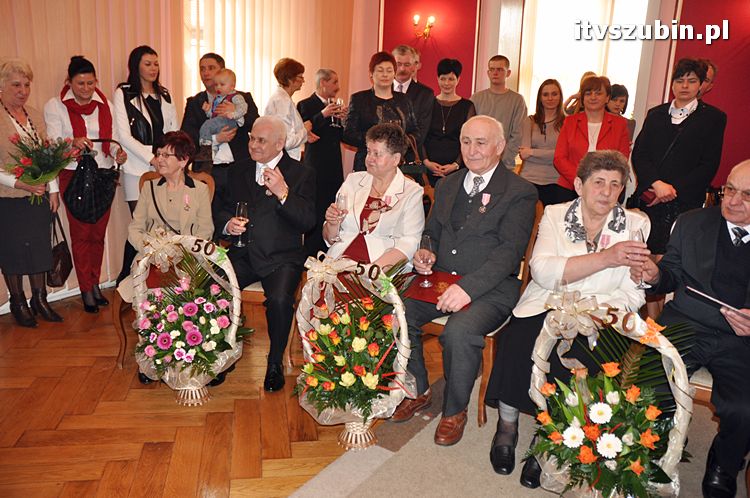 Cztery pary za długoletnie pożycie małżeńskie otrzymało medal nadany przez Prezydenta RP