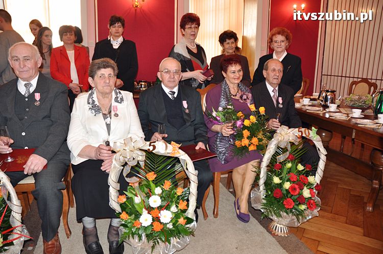 Cztery pary za długoletnie pożycie małżeńskie otrzymało medal nadany przez Prezydenta RP