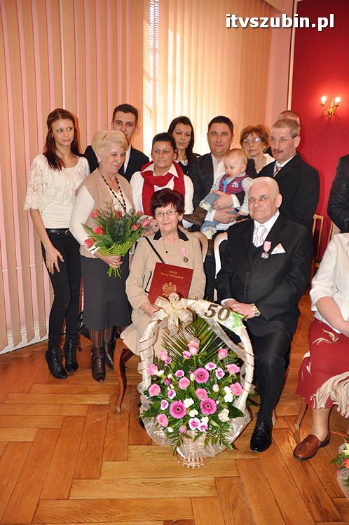 Cztery pary za długoletnie pożycie małżeńskie otrzymało medal nadany przez Prezydenta RP