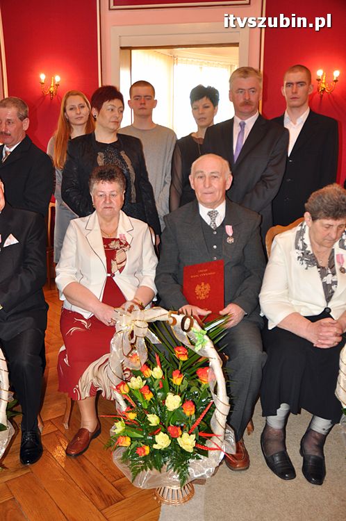 Cztery pary za długoletnie pożycie małżeńskie otrzymało medal nadany przez Prezydenta RP