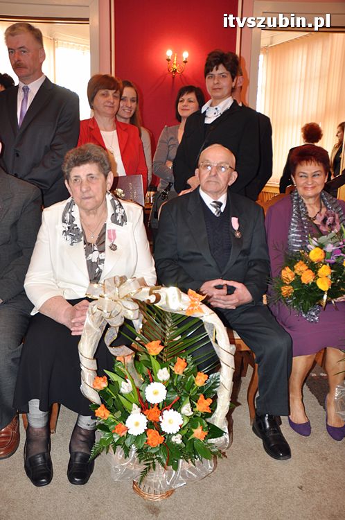 Cztery pary za długoletnie pożycie małżeńskie otrzymało medal nadany przez Prezydenta RP