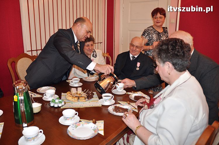 Cztery pary za długoletnie pożycie małżeńskie otrzymało medal nadany przez Prezydenta RP