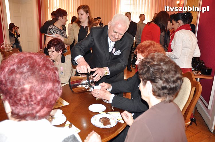 Cztery pary za długoletnie pożycie małżeńskie otrzymało medal nadany przez Prezydenta RP