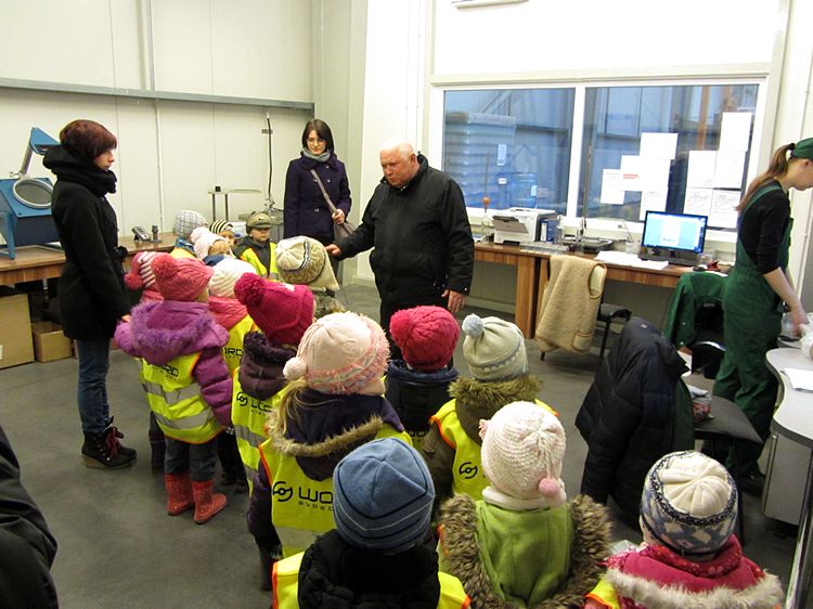 Mali turyści zwiedzili Hutę Szkła w Turze